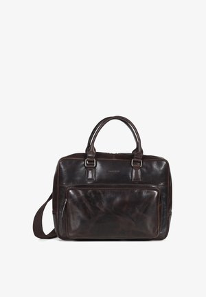 Brauner Lederaktentasche mit zwei oberen Griffen, verstellbarem Schulterriemen und vorderer Reißverschlusstasche. Glatte Textur mit minimalem Zubehör.