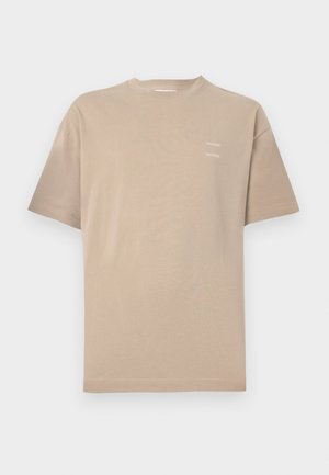 Beige katoenen T-shirt met korte mouwen en een ronde hals. Kenmerkt zich door een subtiele bedrukte merkennaam op de bovenste linkerborst. Glad textuur.