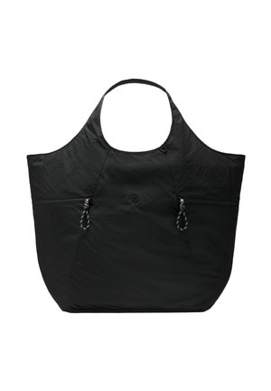 Zwarte totebag met brede handvatten, voorvakken met rits en lusjes, en een subtiel logo middenvoor op gladde stof.
