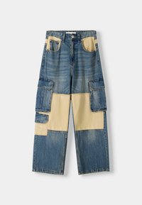 Jeans cargo-byxor med ett lapptäcksdesign i ljusbeige tyg, flera fickor, en avslappnad passform och en urblekt tvätt.