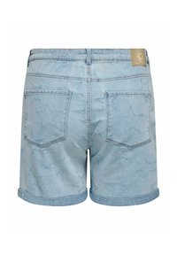 Jasnoniebieskie szorty jeansowe z podwiniętymi krawędziami, wzorami w kształcie gwiazd, dwoma tylnymi kieszeniami i małą naszywką z logo na pasku.