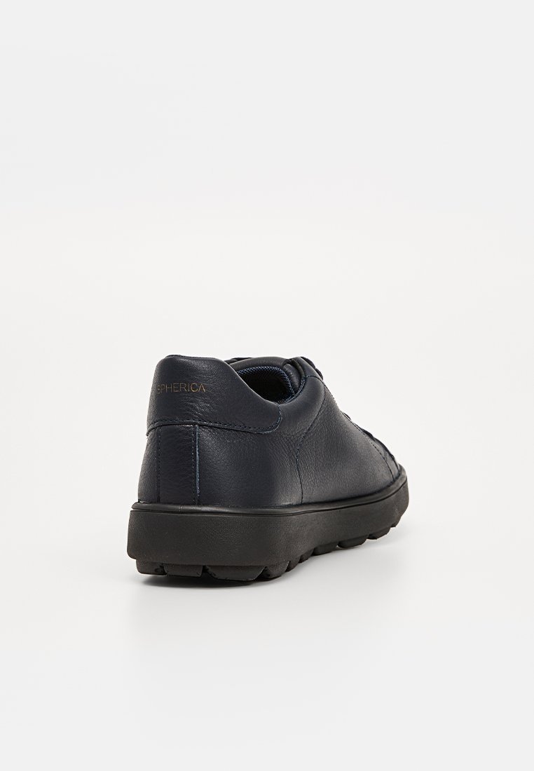 Granatowe skórzane sneakersy z zaokrąglonym czubkiem, teksturowanym wierzchem i czarną gumową podeszwą. Charakteryzują się minimalnym logo na pięcie.