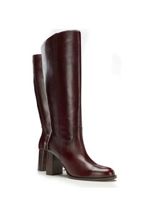 Bordowe skórzane kozaki do kolan o gładkiej fakturze, zaokrąglonym nosku i masywnym, warstwowym obcasie, z delikatnym przeszyciem wzdłuż szwów.