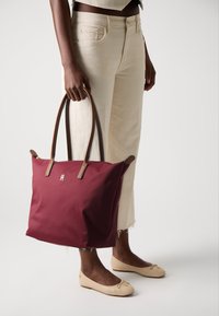 Tommy Hilfiger POPETTE - Tote bag - deep rouge