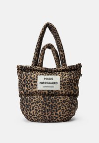 Sac fourre-tout matelassé imprimé léopard avec deux ensembles de poignées et une étiquette blanche portant la mention "Mads Nørgaard Copenhagen" à l'avant.