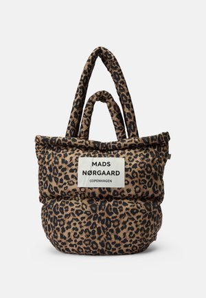 Padded tote bag met luipaardprint, voorzien van twee sets handvatten en een wit label met de tekst "Mads Nørgaard Copenhagen" aan de voorkant.