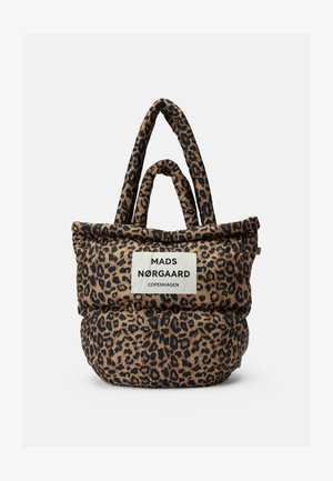 Bolso tote acolchado con estampado de leopardo, que cuenta con dos juegos de asas y una etiqueta blanca con la inscripción "Mads Nørgaard Copenhagen" en la parte frontal.