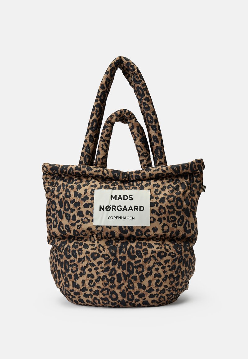 Sac fourre-tout matelassé imprimé léopard avec deux ensembles de poignées et une étiquette blanche portant la mention "Mads Nørgaard Copenhagen" à l'avant.