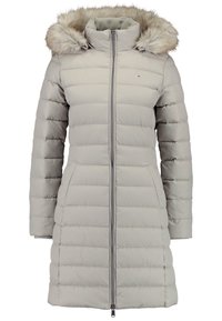 Grijze winterjas met padding en een met bont gevoerde capuchon, volle lengte rits en ribbeltextuur. Heeft zijzakken en horizontale stiksels.