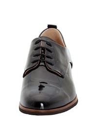 Chaussure habillée noire en cuir verni à lacets avec une finition lisse, bout rond et contours de semelle bruns. Dispose de six œillets et d'un design minimaliste.