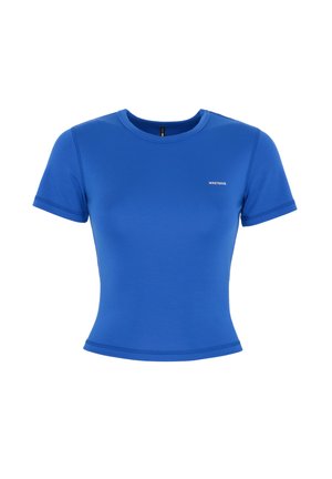 Blå figurnära t-shirt med korta ärmar gjord av mjukt material. Har en rund halsringning och en liten vit logotyp på framsidan.