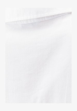 Witte katoenen stof met een zachte, gestructureerde oppervlakte. Bevat een gladde afwerking met subtiele variaties in draaddichtheid.