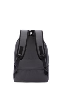 Grijze stoffen rugzak met zwarte banden en accenten. Heeft een ronde vorm, verstelbare gevoerde schouderbanden en een voorvak.