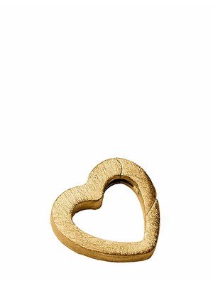 Anillo metálico en forma de corazón de color dorado con una textura rugosa y una sutil grieta sobre un fondo blanco.