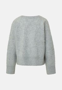 Jasnoszara, puszysta sweter o luźnym kroju, okrągłym dekolcie oraz prążkowanych mankietach i dolnej krawędzi; miękka faktura i rękawy o średniej długości.
