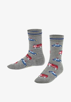 Graue Socken mit blauen und roten Einsatzfahrzeugen und gemustertem Design; gerippte Bündchen mit blauen Akzenten. Weiche Stricktextur.