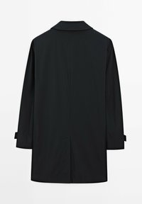 Schwarzer Trenchcoat mit Reverskragen, langen Ärmeln und geradem Schnitt. Mit Rückenbelüftung und Knopfdetails an den Ärmeln.