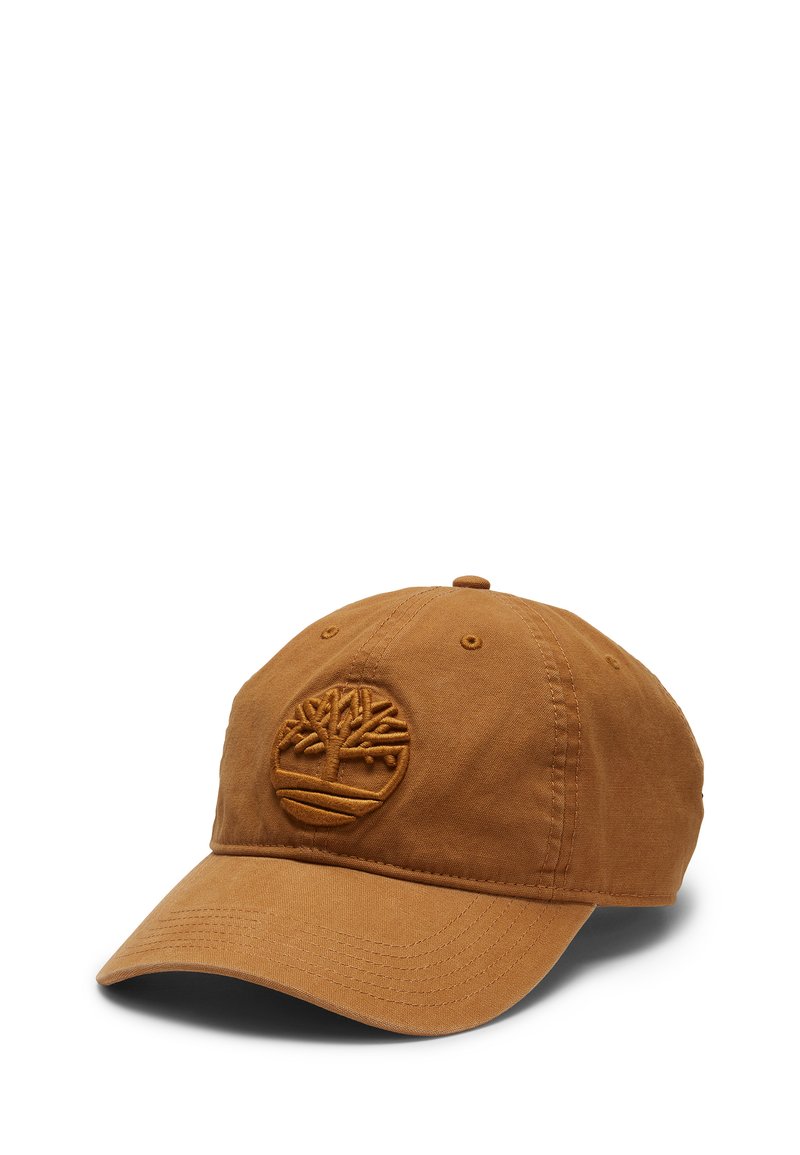 Brun bomuldskasket med en buet skygge. Har et broderet trælogo på forsiden. Simpelt design, struktureret stof.
