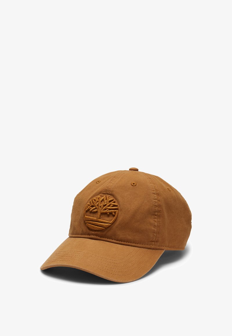 Brun bomuldskasket med en buet skygge. Har et broderet trælogo på forsiden. Simpelt design, struktureret stof.