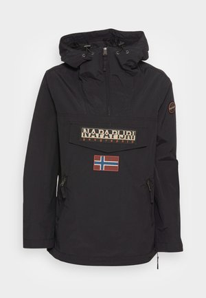 Zwarte pulloverjas met een voorzak, voorzien van een logo en een Noorse vlagpatch. Het heeft een capuchon, ritsopening en zijventilatie.