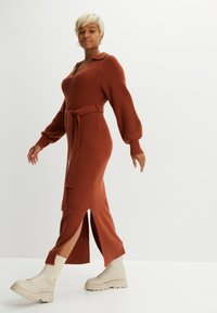 bonprix MIT V-AUSSCHNITT UND 2-TLG SET - Abito in maglia - brown