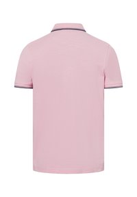Różowa koszulka polo z krótkim rękawem i klasycznym kołnierzykiem, z granatowymi akcentami na kołnierzyku i mankietach, uszyta z gładkiego materiału.
