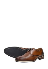 Chaussures habillées en cuir marron avec une tige texturée, présentant un bout arrondi et une semelle extérieure noire contrastante. Lacets et couture décorative inclus.