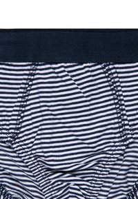 Jūrinės ir baltos juostelės apatiniai, turintys plačią elastinę juostą, minkštą tekstūrą ir dvigubą siūlių siuvimą, užtikrinantį patvarumą.