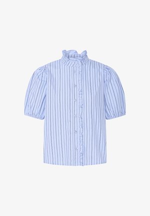 Blouse bleu clair à rayures noires verticales, manches courtes bouffantes, col montant à volants et devant avec boutons et bordure à volants.