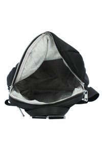 Čierny batoh so zipsom, ktorý odhaľuje sivý vnútorný obklad s jemným vzorom. Textúrovaný vonkajšok pre trvanlivosť.