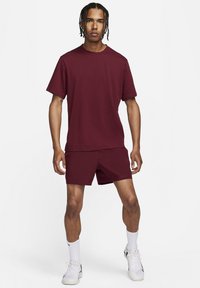 Nike Performance PRIMARY - Camiseta deportiva - dark team red dark team red