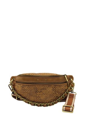 Sac à main en cuir tissé couleur tan avec une forme arrondie, doté d'une fermeture zippée sur le dessus, d'une bandoulière en chaîne et d'un motif texturé sur la surface.