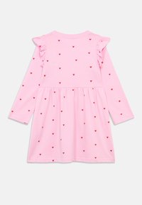 Ροζ μακρυμάνικο φόρεμα με φουσκωτό λαιμό, κόκκινες καρδιές και φούστα με ραμμένο τμήμα. Φτιαγμένο από μαλακό βαμβακερό ύφασμα.