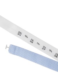 Maßband aus weißem Stoff mit gedruckten schwarzen Markierungen und einem hellblauen gewebten Tragegurt mit einem Kunststoffhaken.