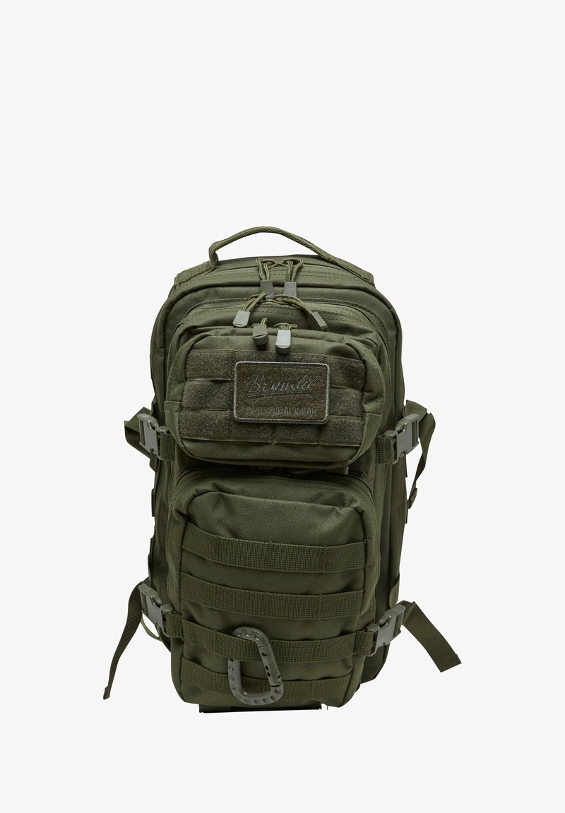 Olíva zöld taktikai hátizsák, több rekesszel, állítható pántokkal, és egy texturált folttal az elején. Tartalmaz egy karabinert.