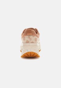 Kreemimütsiga sneakers, millel on peen muster, beežid aktsendid, tüse tald ning tekstuuriga kummitald, millel on värvilised täpid.