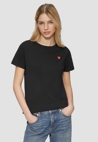 QS MIT HERZ-STICKEREI - T-shirt basic - schwarz