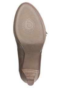 Kvinnors beige högklackad sko med sula av texturerat gummi för bra grepp, graverad logotyp och storlek 37; har en avsmalnande klack och lätt plattform.