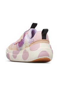 Sneaker multicolore con una combinazione di suede rosa e parte superiore sintetica bianca, con dettagli viola e motivi a pois su una suola testurizzata.