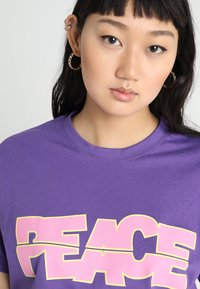 Mister Tee LADIES PEACE TEE - T-shirts med print - ultra violet