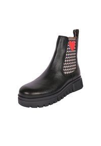 Stivale alla caviglia in pelle nera con un motivo a houndstooth testurizzato e un accento a forma di cuore rosso sul lato. Presenta una suola spessa e rigata per una migliore aderenza.