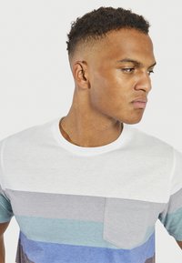 Redefined Rebel NOEL TEE - Print T-shirt - aquifer