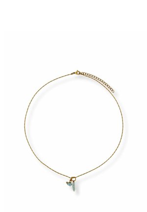 Feine Goldkette mit einem kleinen blauen tropfenförmigen Anhänger und einem blauen zylindrischen Perlenanhänger.