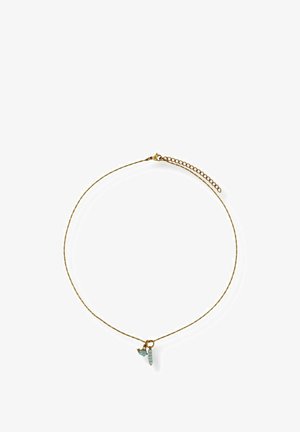 Feine Goldkette mit einem kleinen blauen tropfenförmigen Anhänger und einem blauen zylindrischen Perlenanhänger.