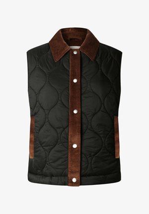 Chaleco negro acolchado con un cuello de pana marrón y detalles de rayas, que presenta botones a presión plateados y bolsillos laterales.