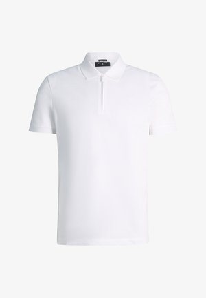 Wit poloshirt met korte mouwen, een ritssluiting aan de voorkant en een klassieke kraag, weergegeven op een effen achtergrond.