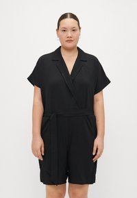 Μαύρο κοντομάνικο φόρεμα με γιακα shawl, ζώνη στη μέση και πλαϊνές τσέπες. Κατασκευασμένο από απαλό, ελαφρύ ύφασμα.