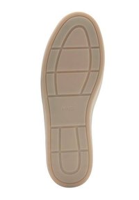Sula i beige gummi med en texturerad yta och horisontella samt vertikala mönster för grepp, med prägling av varumärket "MNG."