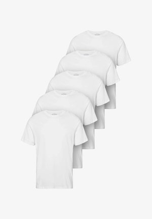 Viis lihtsat valget lühikese varrukaga ümara kaelusega T-särki, mis on kihiliselt valgele taustale paigutatud.