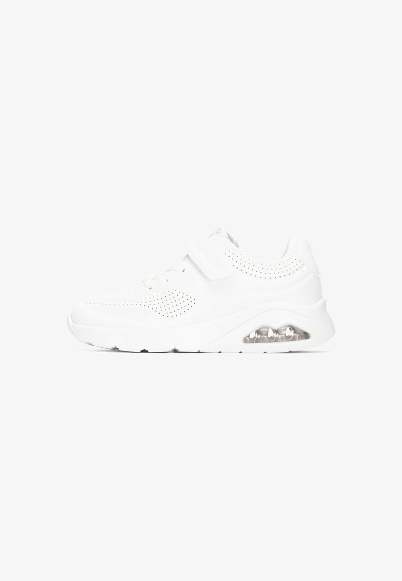 Zapatilla deportiva blanca con diseño perforado, correa ajustable, cierre de cordones y una unidad de amortiguación de aire visible en el talón.